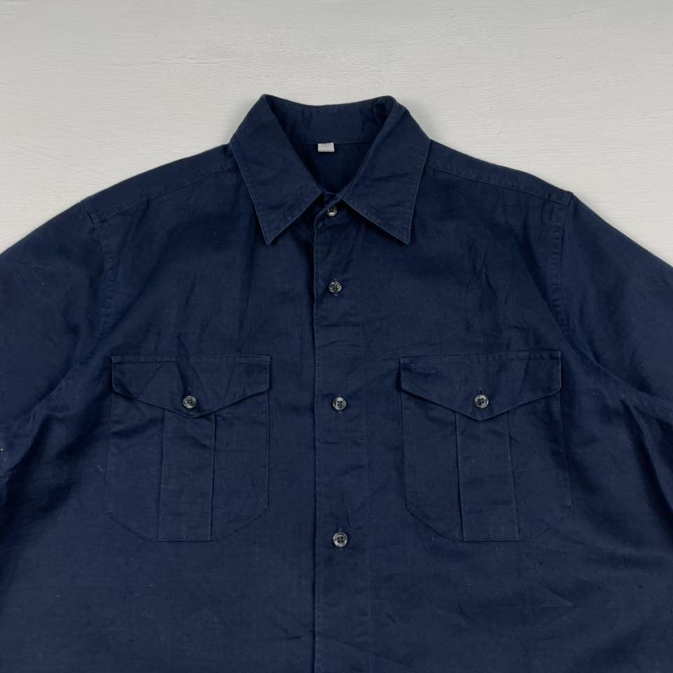 เสื้อเชิ๊ตสีกรม แบรนด์ ยูนิโค่ มือสอง   : อก : 22 รอบอก : 44  ไหล่ 18ยาว : 28.5 นิ้ว 200 รวมส่ง