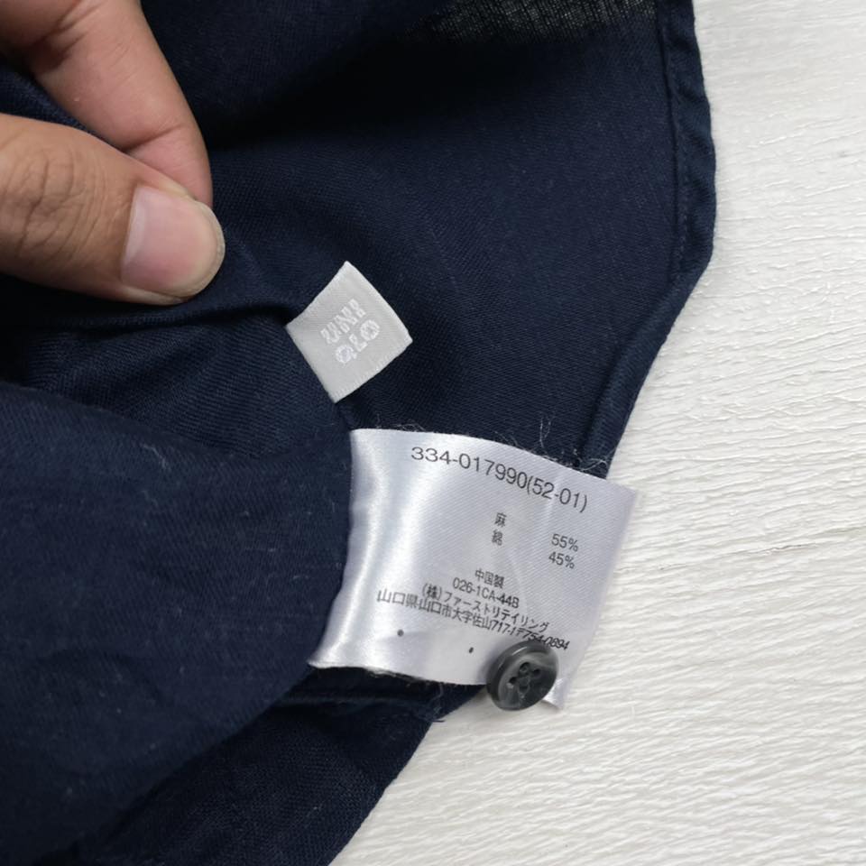 เสื้อเชิ๊ตสีกรม แบรนด์ ยูนิโค่ มือสอง   : อก : 22 รอบอก : 44  ไหล่ 18ยาว : 28.5 นิ้ว 200 รวมส่ง